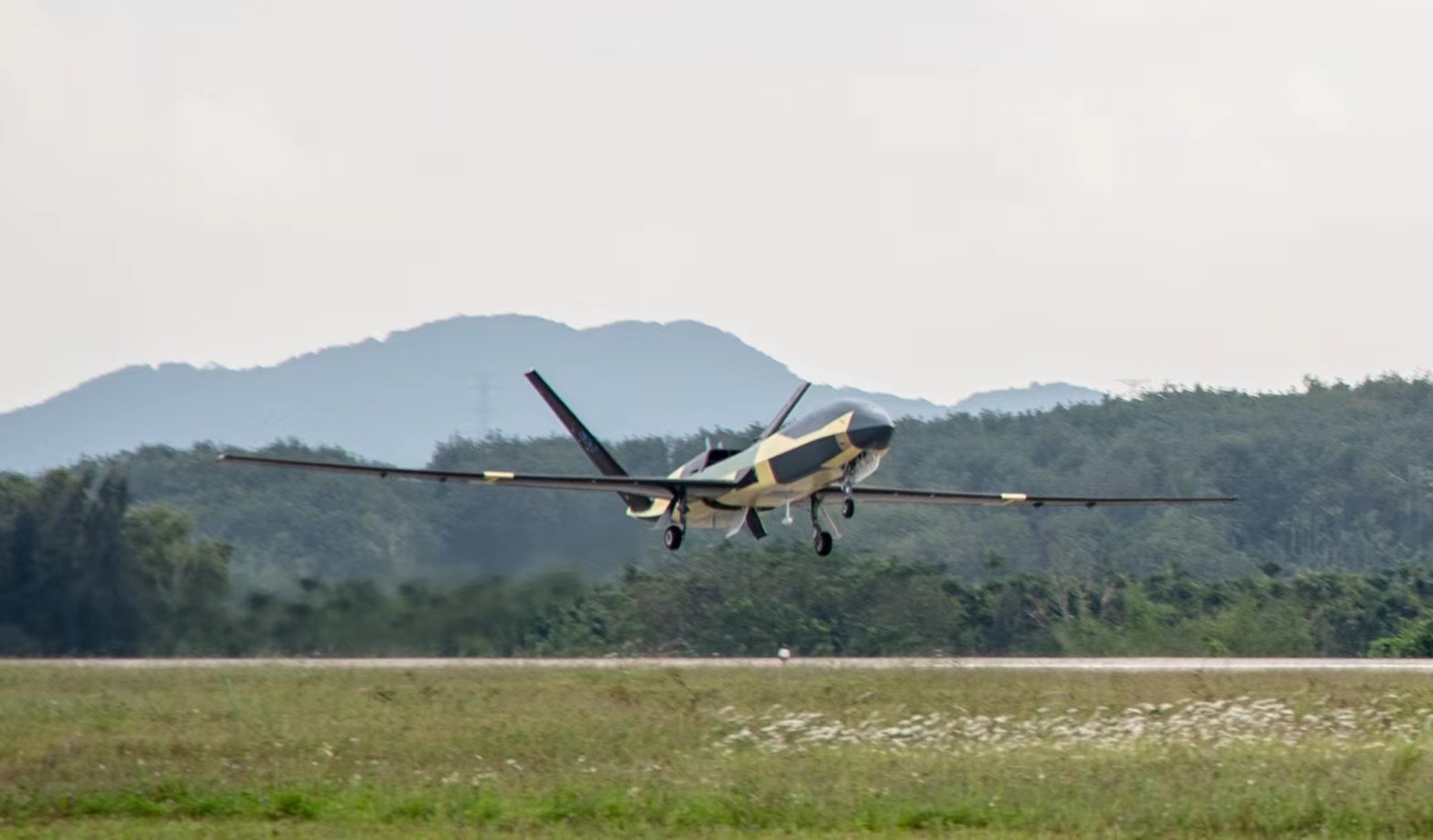 無人機氣象應急觀測科研試驗成功啟動(圖1)