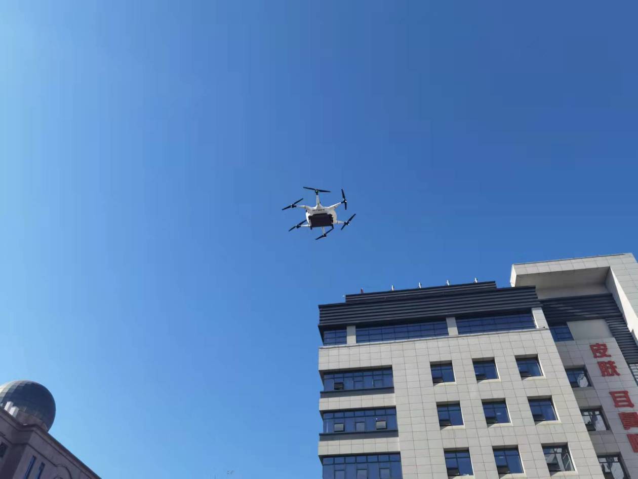防疫有方 西安一醫(yī)院6分鐘內(nèi)通過無人機(jī)跨院區(qū)送藥成功(圖1)