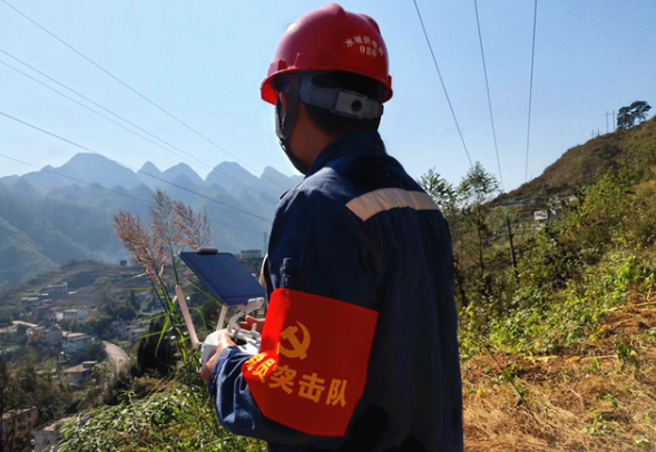 水城供電局使用無人機巡線模式,保障電網(wǎng)用電高(圖1)