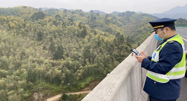 高速路管員巡邏用上千里眼無(wú)人機(jī),巡邏效率大大(圖1)