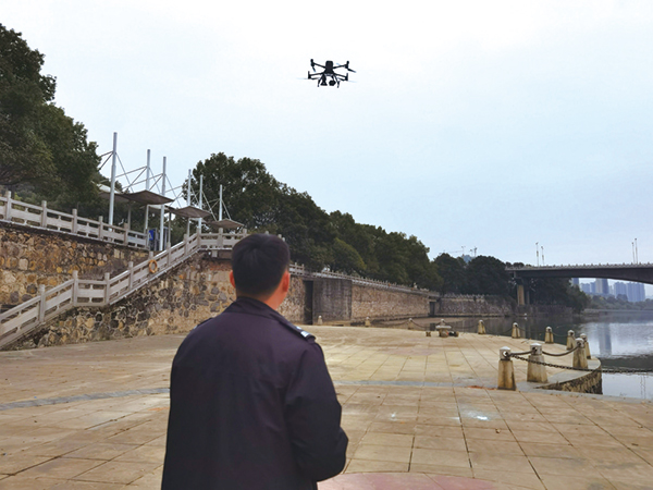 巡檢無人機(jī)空中喊話勸阻違規(guī)垂釣(圖1) 巡檢無人機(jī)